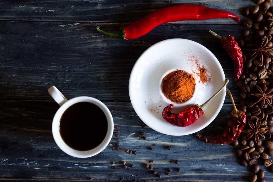 Kaffe och chilifrukter på ett bord. Kaffe och chilifrukter på ett bord.