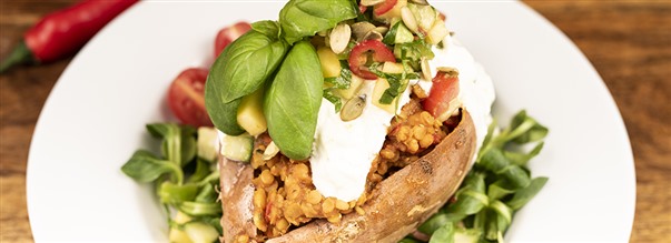 Bakad stpotatis med linsrra, mangosalsa och limeyoghurt