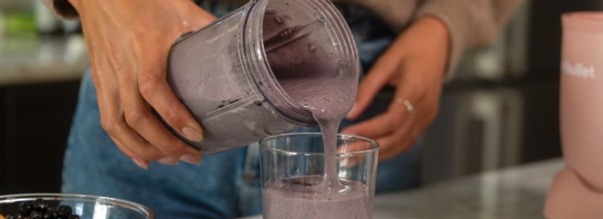 Blbrssmoothie med benbuljong och spirulina