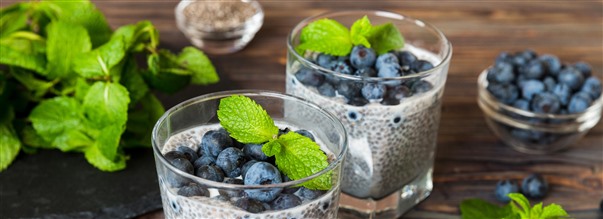 Chiapudding med vanilj, br och frukt