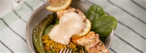 Lax- och rkspett med bulgursallad och honungsss