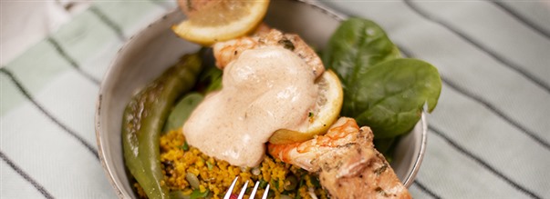 Lax- och rkspett med bulgursallad och honungsss