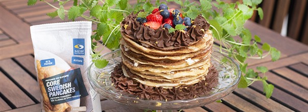 Pannkakstrta med citron, rostad kokos och chokladfrosting