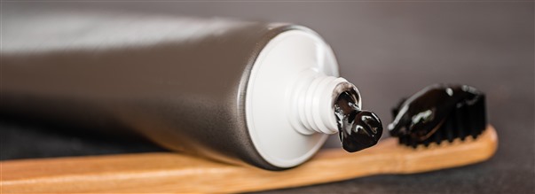 Drfr anvnds aktivt kol fr tnder och detox