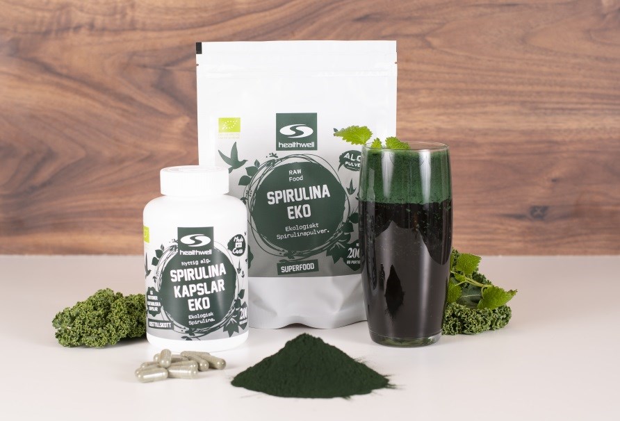 Healthwell Spirulina Pulver och Spirulinakapslar samt en grn spirulina-smoothie.