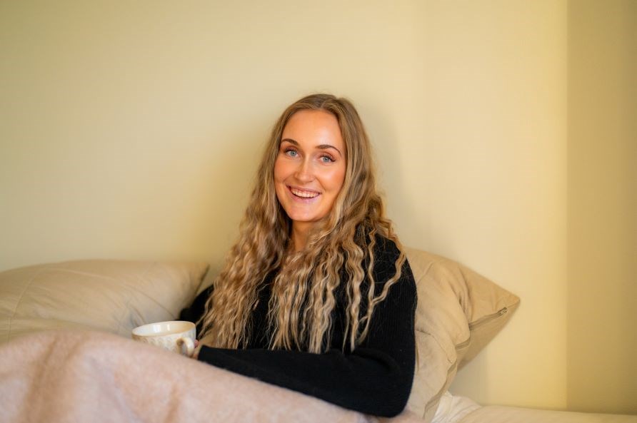 Annie myser i en soffa.