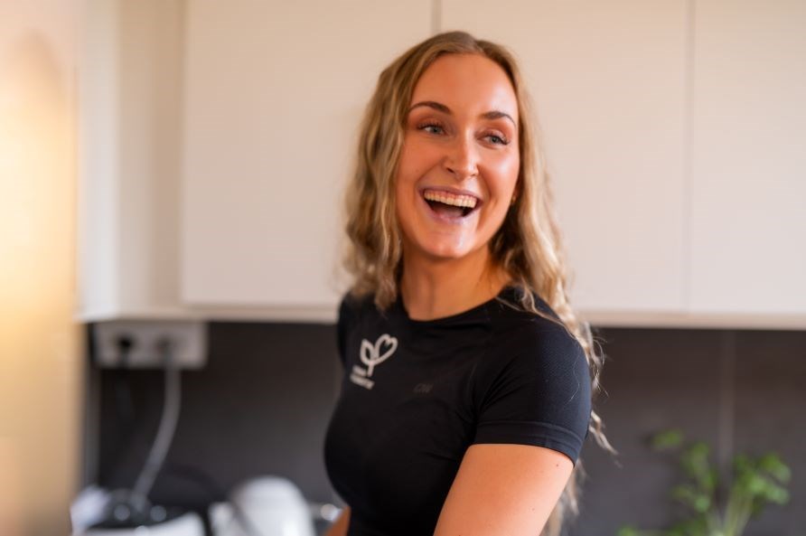 Annie i nrbild, skrattandes. 