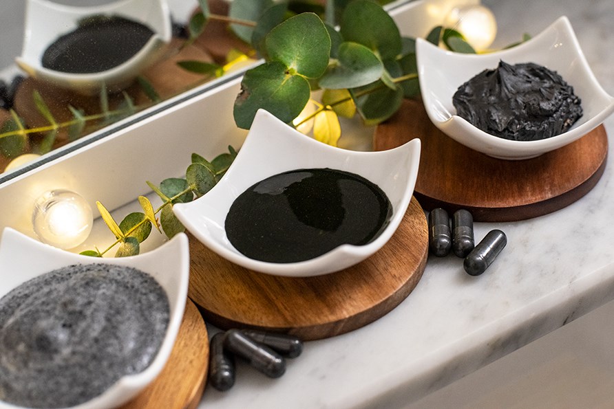 Tre sklar med svarta ansiktsmasker innehllandes aktivt kol