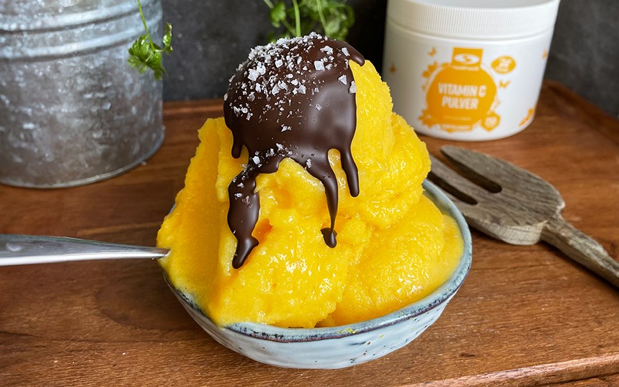 En skl med apelsinsorbet, toppad med smlt mrk choklad och flingsalt