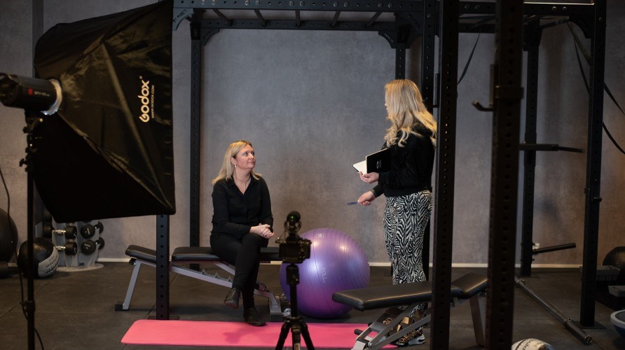 Helena och My tr�ffas f�r f�rsta g�ngen i gymmet.