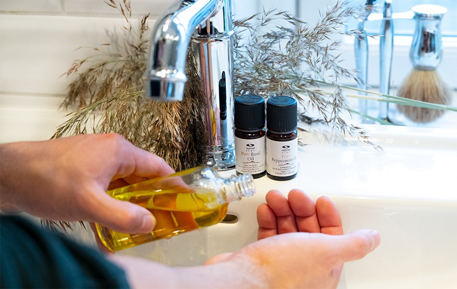 Basilikaolja med jojoba och pepparmynta.