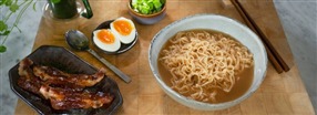 Snabb ramen med nringsrik benbuljong