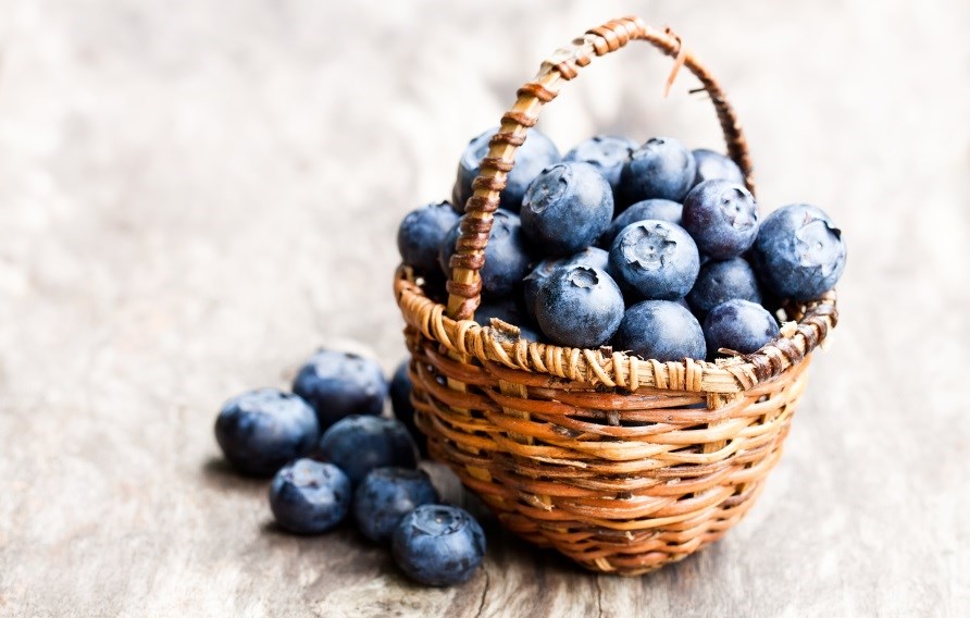 Blbr i en liten korg.