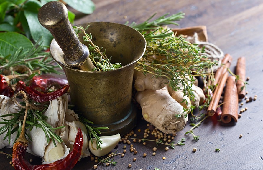 Blandae kryddor vid en mortel.