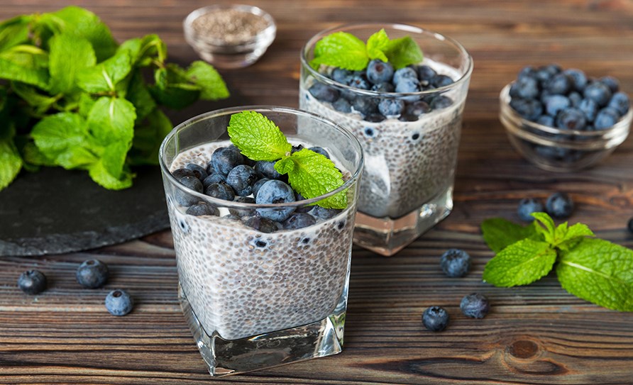 Chiapudding med vaniljsmak toppad med blbr i en glas.