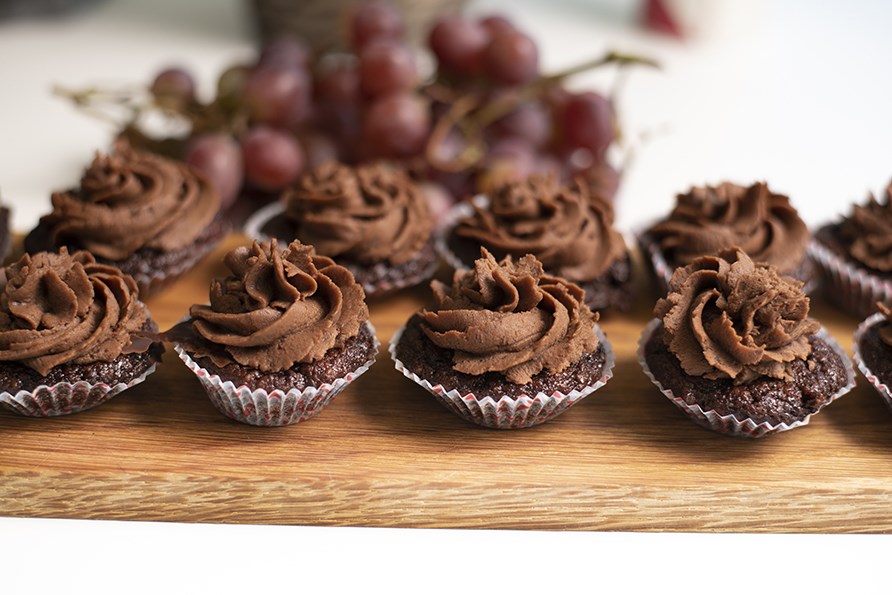 Glutenfria chokladmuffins med frosting med chokladsmak.