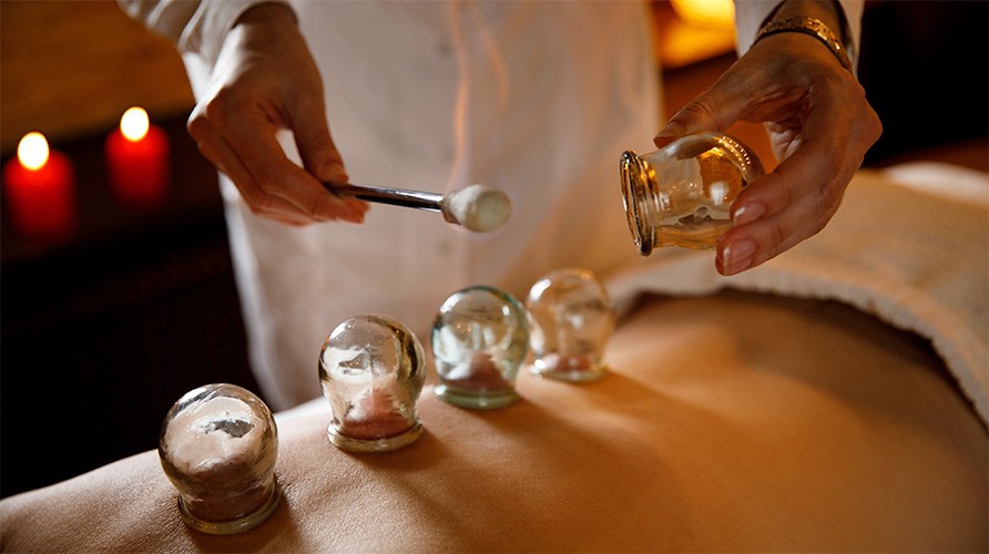 Koppningsbehandling med glaskoppar p ryggen.