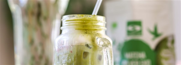 Denice Mobergs ismatcha-latte med jordgubbar