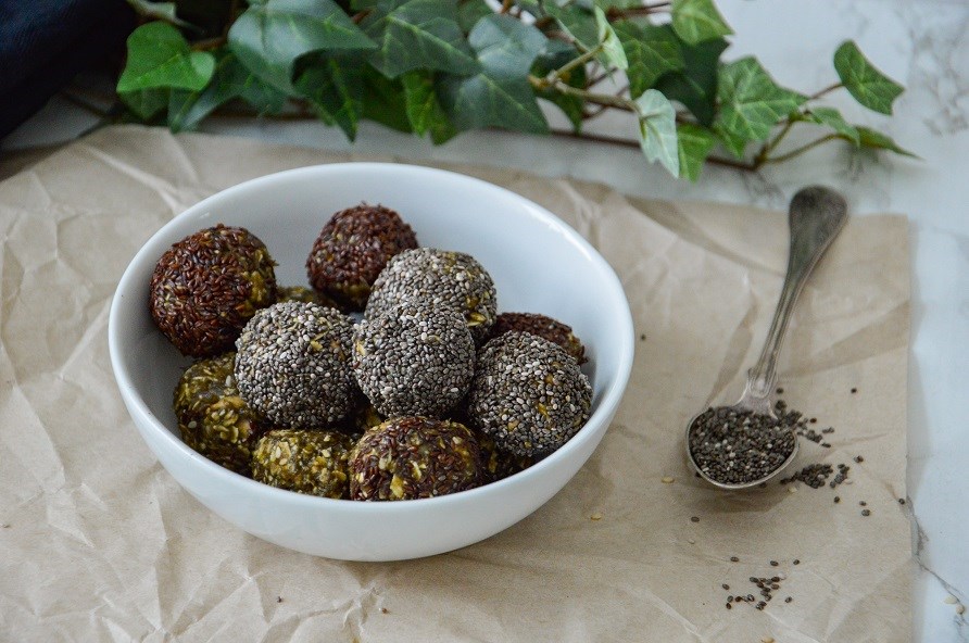 En skl med grna detoxbollar.