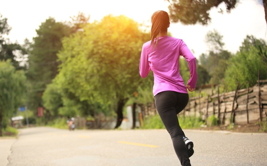 Kvinna lptrnar utomhus.