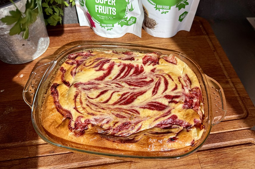 Kalorismarts frukostpannkaka i en ugnsform.