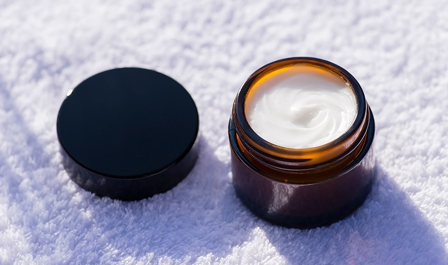 Naturlig solkräm med kokosolja. Naturlig solkräm med kokosolja.