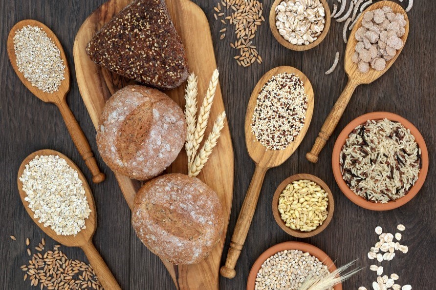 Bröd på en bricka med spannmål vackert upplagt i träslevar. Bröd på en bricka med spannmål vackert upplagt i träslevar.