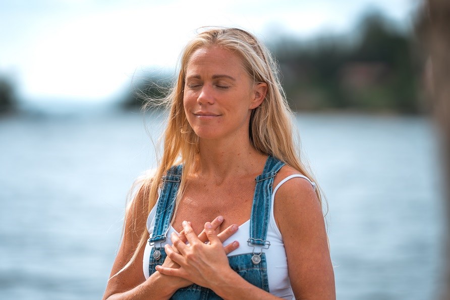 Bild p� Josefine Dyall som h�ller sina h�nder p� br�stkorgen.