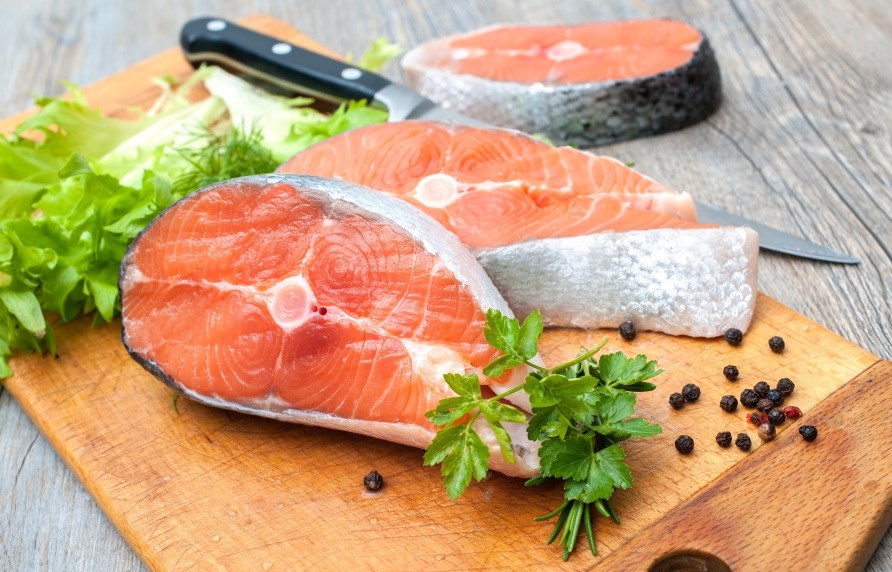 Laxfiler i skivor p en skrbrda.