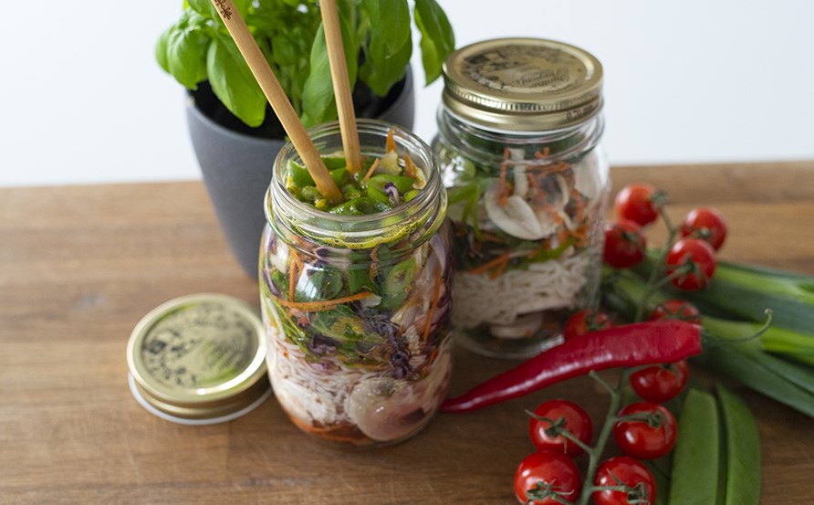 Hot Pot Jar shiratakinudlar och gr�nsaker i en glasburk.