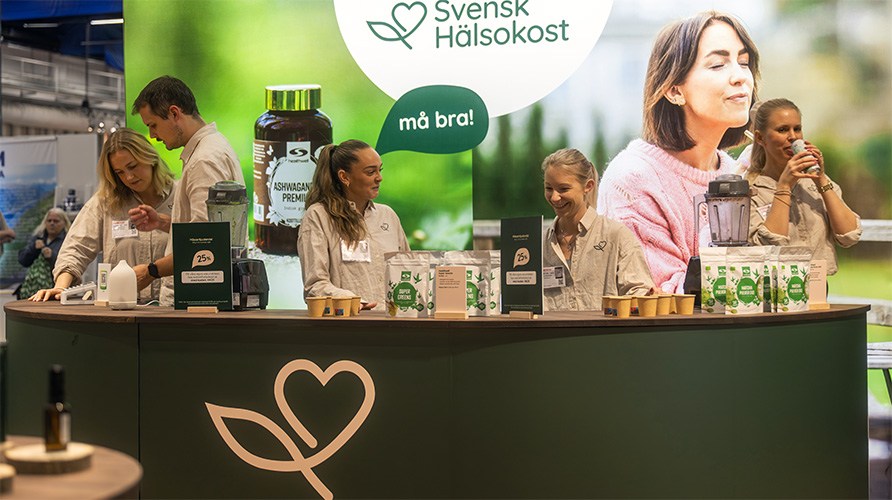 Anstllda p Svensk Hlsokost str i en monter p mssan Allt fr hlsan.