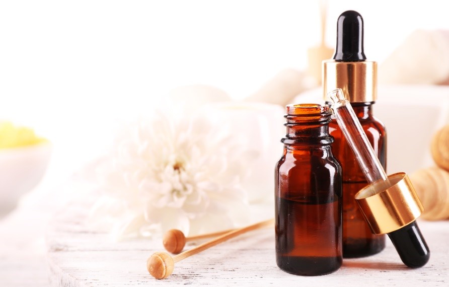Jojobaolja i flaskor med pipett.