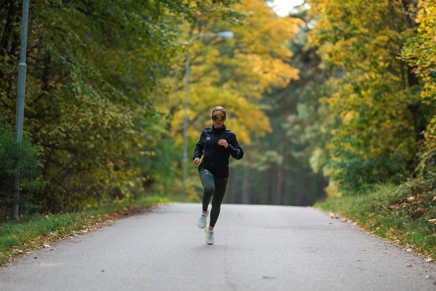 Josefine Johnsson springer utomhus. 
