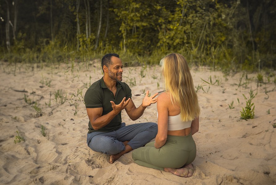 Josefine Dyall och hennes man utf�r partnermeditation, sharing.