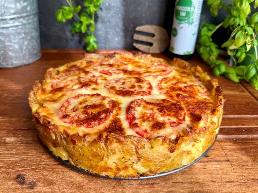 Kalorismarts kycklingkebabpaj, Healthwell Avokadoolja EKO och basilika p ett trbord. 