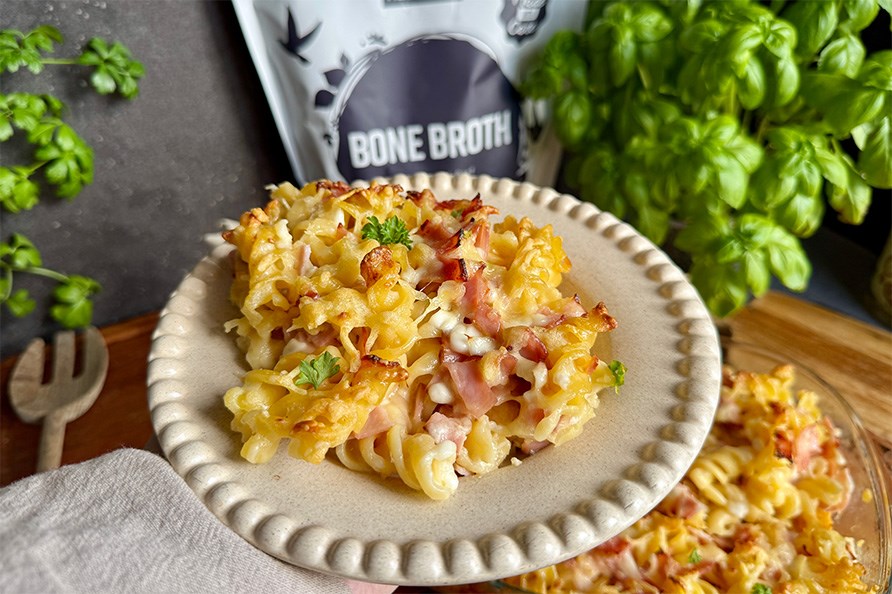 M�ltid med Kalorismarts pastagrat�ng, Healthwell Benbuljong Pulver Gr�sbetat och basilika placerade p� en k�ksb�nk.