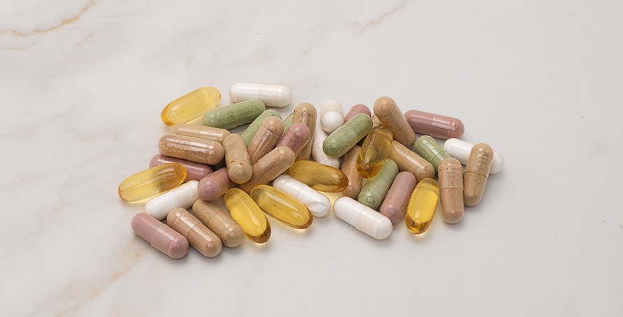 En hg med kapslar frn kosttillskott i olika frger