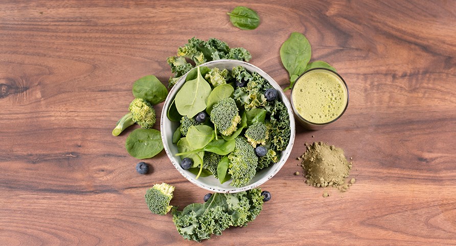 Skål med broccoli, spenat, grönkål och blåbär. Skål med broccoli, spenat, grönkål och blåbär.