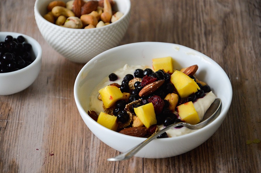 En skl med yoghurt, ntter och br.