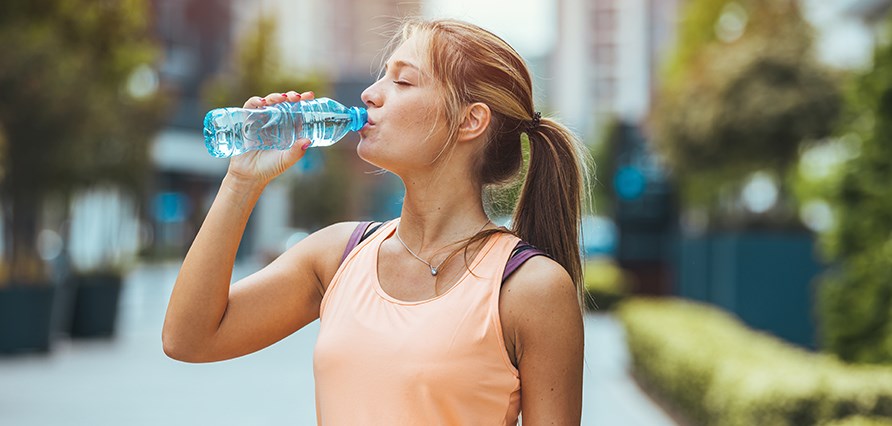 Löpare dricker vatten Löpare dricker vatten