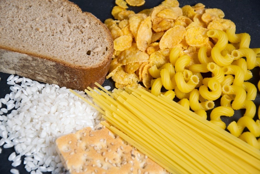 Pasta, ris och brd med mycket kolhydrater.