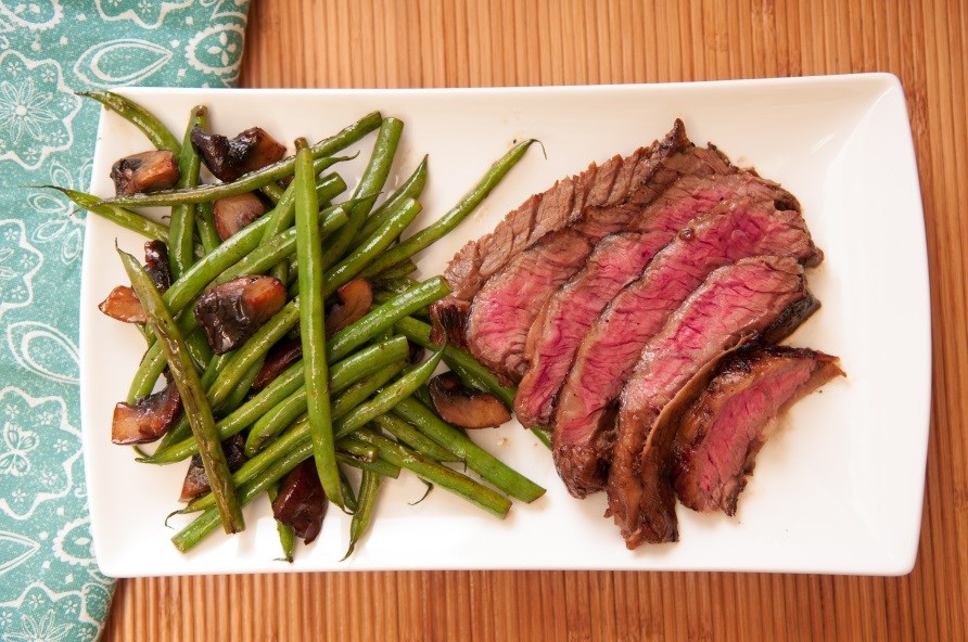 Kttbitar och haricot verts p en tallrik som middag fr LCHF.