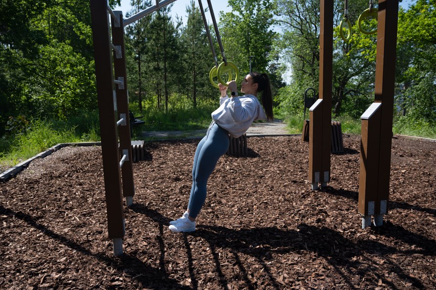 Kvinna utför övningen rodd. Kvinna utför övningen rodd.