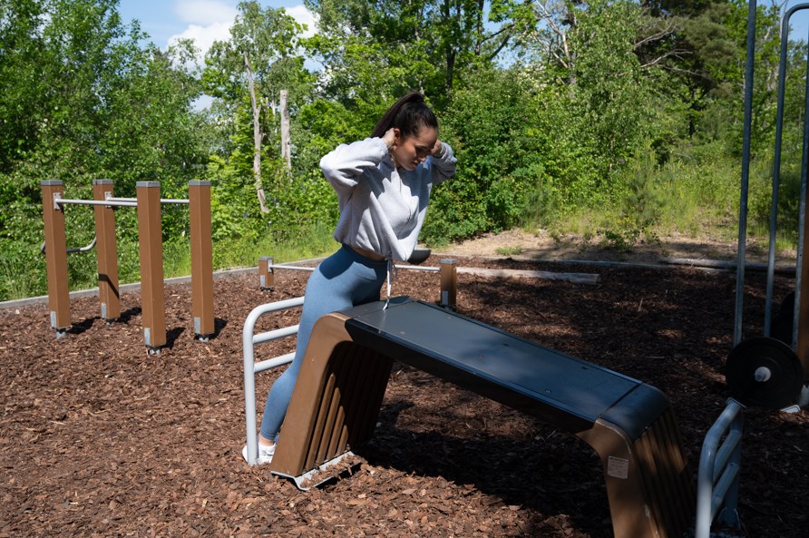 Kvinna som trnar ryggen.