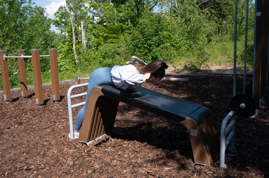 Kvinna utför övningen rygglyft. Kvinna utför övningen rygglyft.