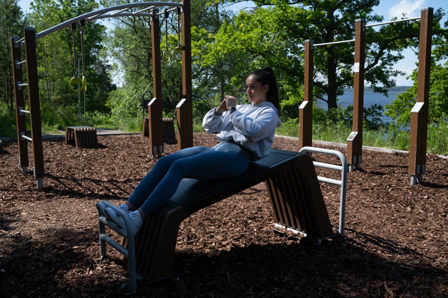 Kvinna utför övningen sit-ups. Kvinna utför övningen sit-ups.