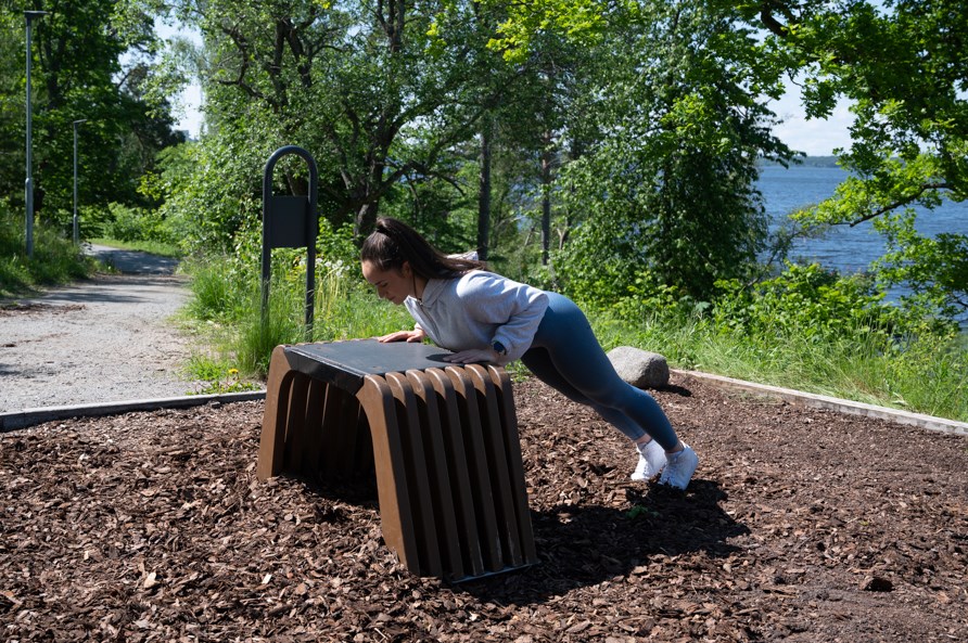 Kvinna utför övningen armhävningar. Kvinna utför övningen armhävningar.