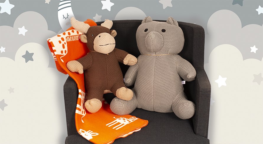 Fina mjukisdjur och filt p� en stol.