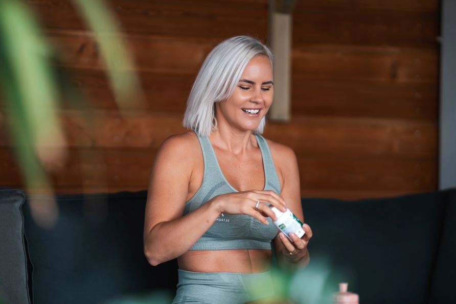 Susanna sitter i en soffa och ler Susanna sitter i en soffa och ler