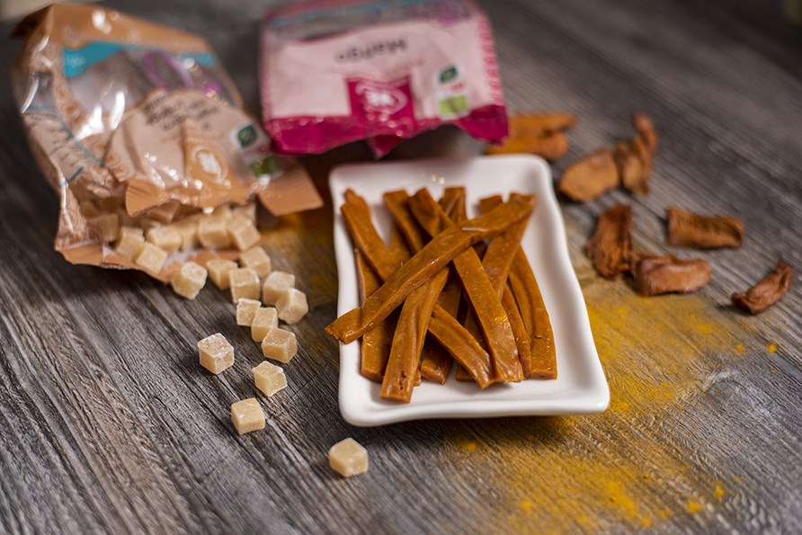 Stnger med mango, ingefra och gurkmeja som ligger p ett fat.